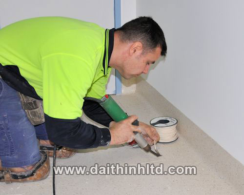 m&aacute;y h&agrave;n s&agrave;n nhựa vinyl