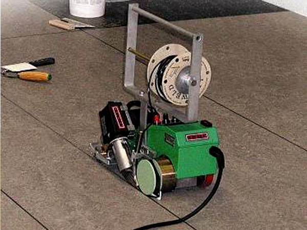 M&aacute;y h&agrave;n s&agrave;n nhựa tự động Unifloor của Leister Thụy Sỹ